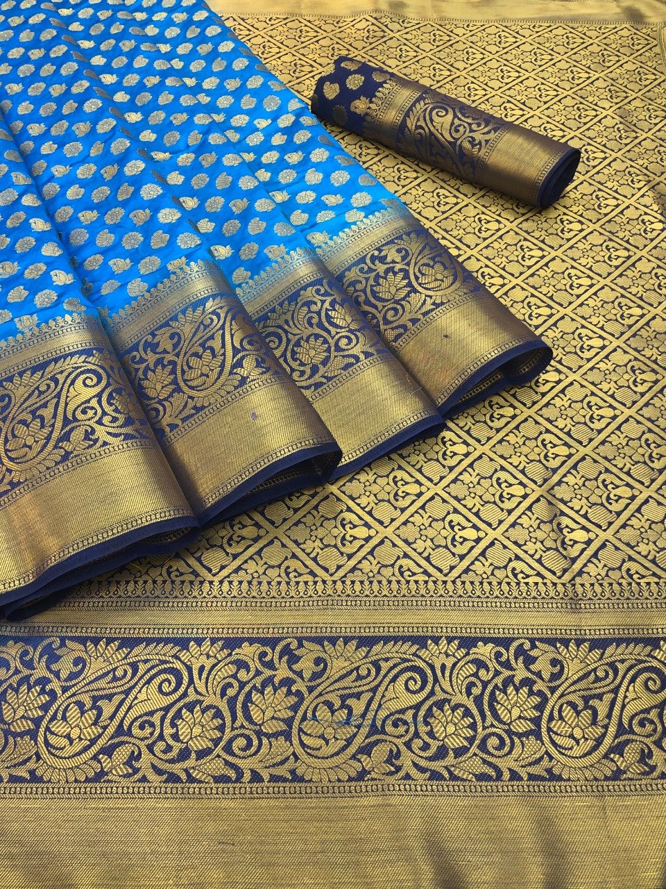 Women's Latest Kanjivaram Silk Saree With Blouse Piece