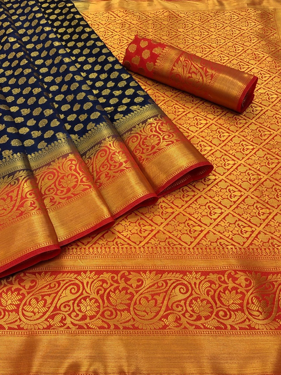 Women's Latest Kanjivaram Silk Saree With Blouse Piece