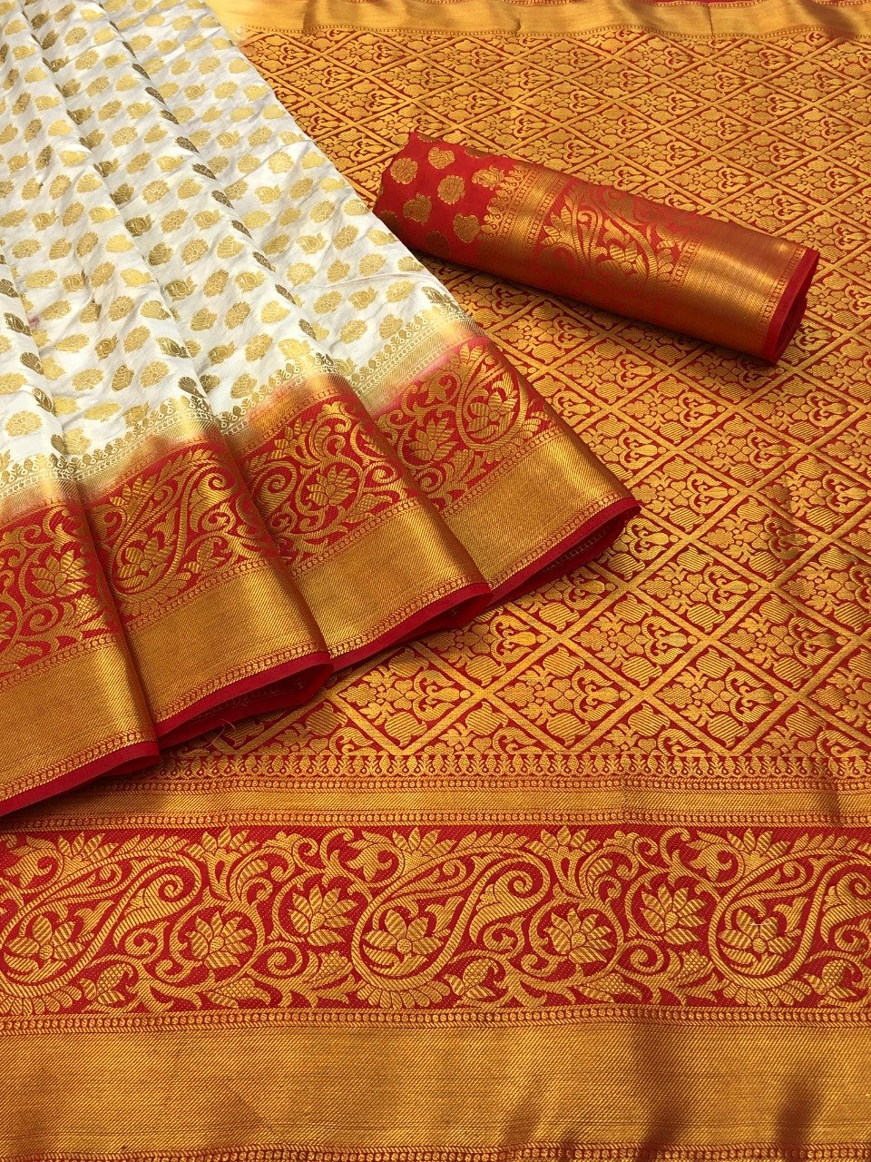 Women's Latest Kanjivaram Silk Saree With Blouse Piece