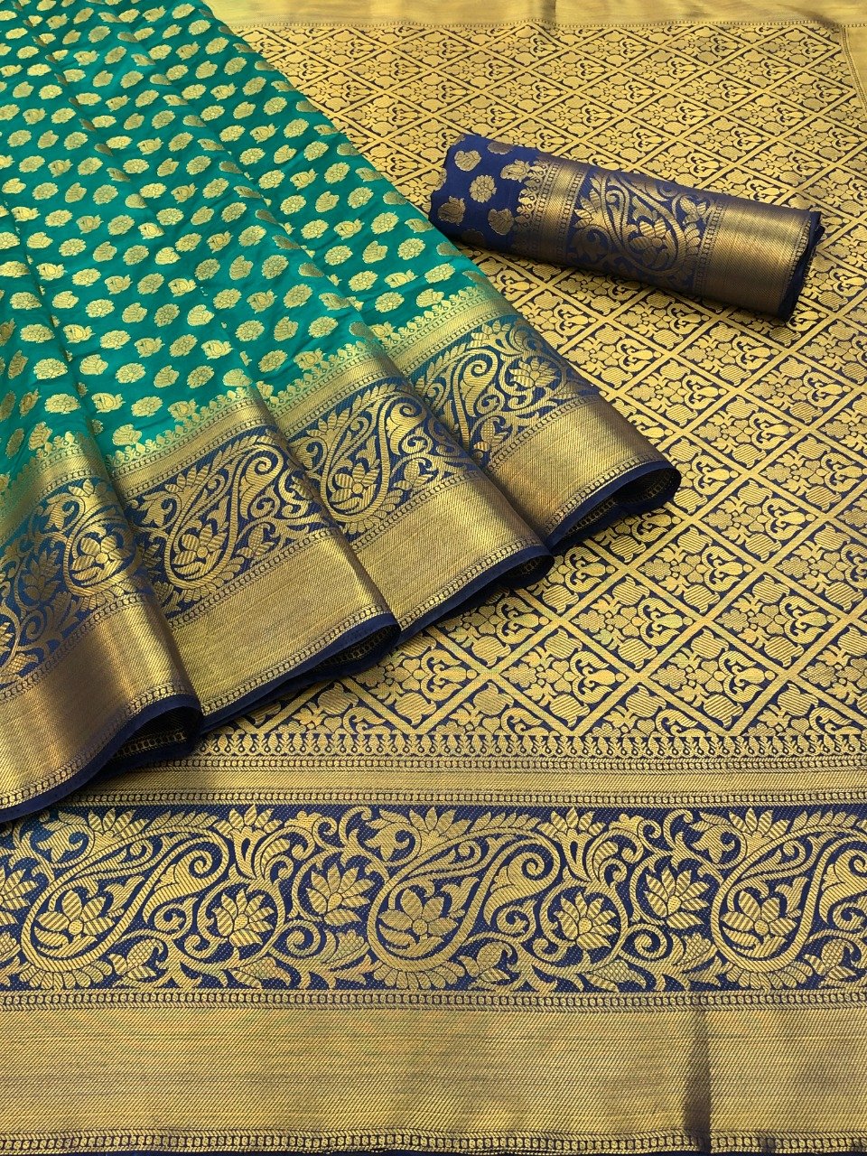 Women's Latest Kanjivaram Silk Saree With Blouse Piece